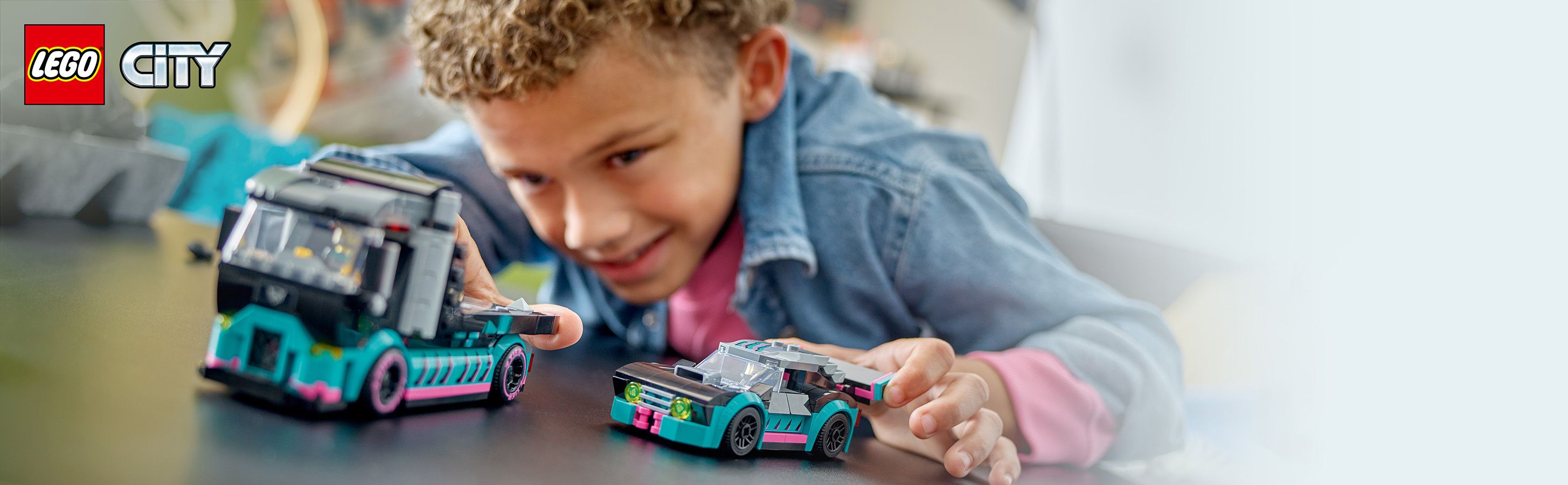 LEGO® závodní auto a přepravník vozidel